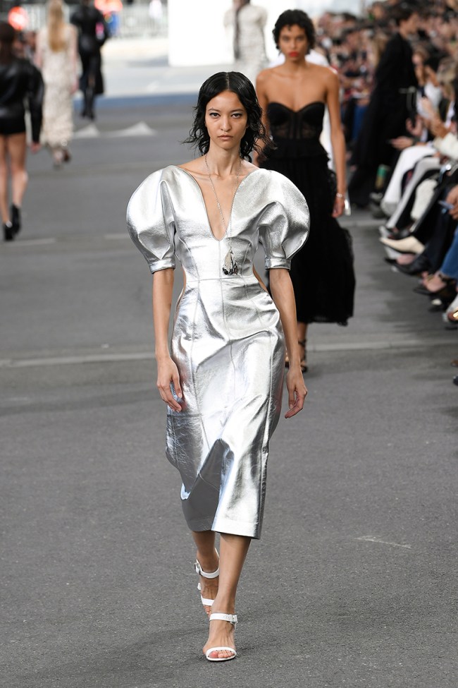 Model on the runway at Chloé Ready To Wear Spring 2024 held at Port de La Bourdonnais on September 28, 2023 in Paris, France.