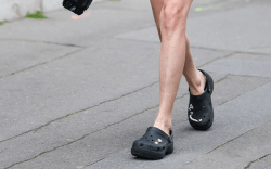 woman wearing black crocs